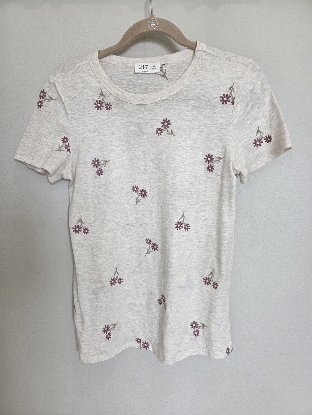 Women XS Oatmeal Tee with Embroidered Floral Print In Mauve and Sage